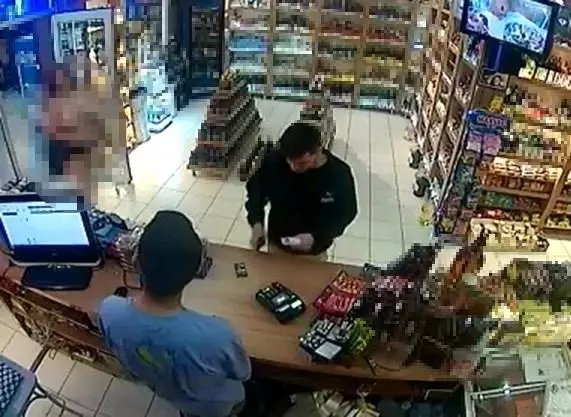 Denizli'de taksiden çıplak şekilde inen kadın, hiçbir şey olmamış gibi alışveriş yaptı