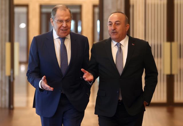 Bakan Çavuşoğlu ve Lavrov görüşmesine damga vuran anlar! Beden dilinde birbirleriyle yarıştılar Bakan Çavuşoğlu ve Lavrov görüşmesine damga vuran anlar! Beden dilinde birbirleriyle yarıştılar