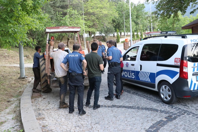 Üzerine ağaç devrilen orman işçisi öldü Üzerine ağaç devrilen orman işçisi öldü