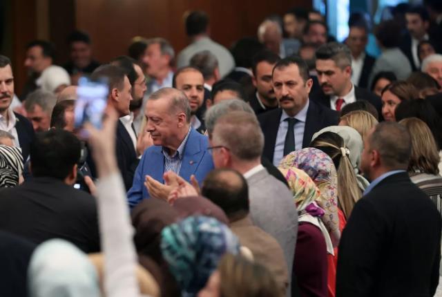 Erdoğan'dan vekillere: Dar gelirlilerin yaşadığı sıkıntının farkındayız, inkar edecek değiliz Erdoğan'dan vekillere: Dar gelirlilerin yaşadığı sıkıntının farkındayız, inkar edecek değiliz