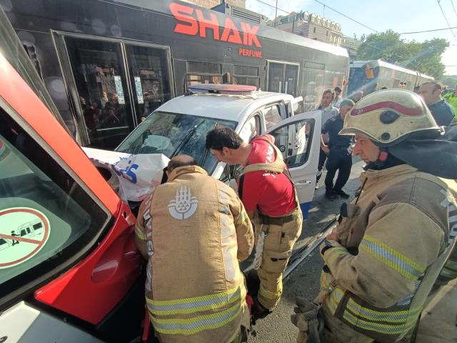 Kabataş-Bağcılar hattında tramvay ile polis aracı kafa kafaya çarpıştı: 3 yaralı