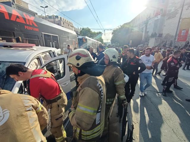 Kabataş-Bağcılar hattında tramvay ile polis aracı kafa kafaya çarpıştı: 3 yaralı