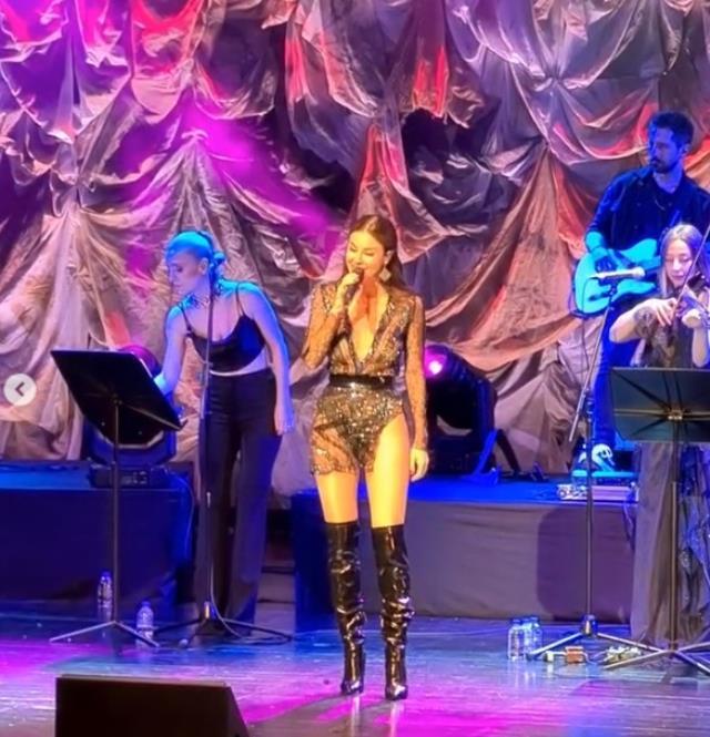 Konserinde şov yapan Defne Samyeli, sahnede eteğini çıkardı Konserinde şov yapan Defne Samyeli, sahnede eteğini çıkardı
