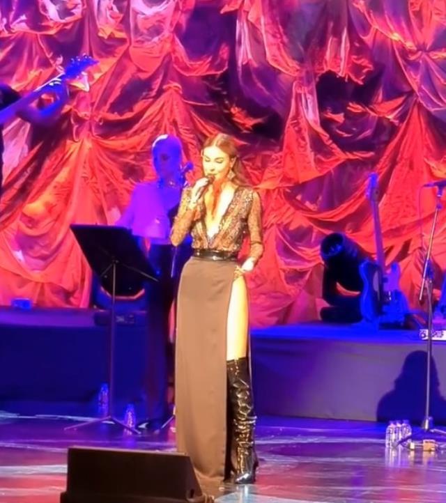 Konserinde şov yapan Defne Samyeli, sahnede eteğini çıkardı Konserinde şov yapan Defne Samyeli, sahnede eteğini çıkardı