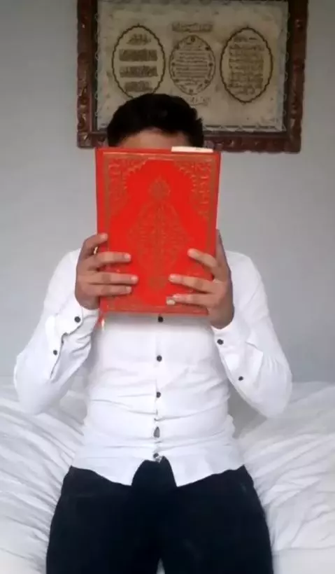 Kur'an-ı Kerim'e tekme atan genç, video çekerek kendisini savundu: Ku'ran olduğunu bilmiyordum, aşırı pişmanım Kur'an-ı Kerim'e tekme atan genç, video çekerek kendisini savundu: Ku'ran olduğunu bilmiyordum, aşırı pişmanım