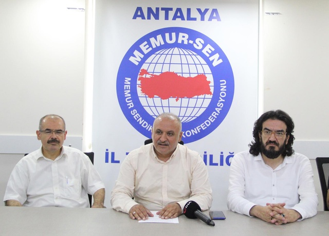 Kur'an-ı Kerim'e tekme atma olayına karışan 3 öğrenciye örgün eğitim dışı cezası verildi Kur'an-ı Kerim'e tekme atma olayına karışan 3 öğrenciye örgün eğitim dışı cezası verildi