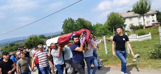 Otobüsün altında kalan genç kız nişan elbisesiyle son yolculuğuna uğurlandı Otobüsün altında kalan genç kız nişan elbisesiyle son yolculuğuna uğurlandı