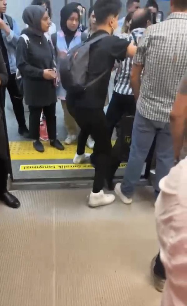 Bayrampaşa metrosu bir anda boks ringine döndü! Kavga ettiği adamı bırakıp, araya girenle kavga etti