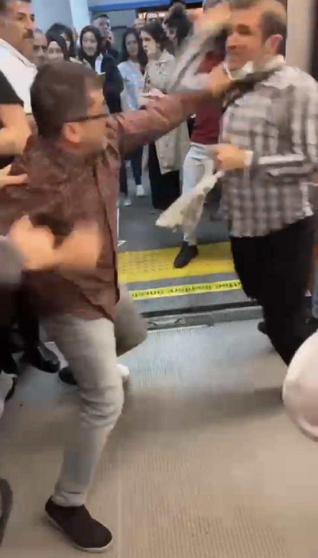 Bayrampaşa metrosu bir anda boks ringine döndü! Kavga ettiği adamı bırakıp, araya girenle kavga etti