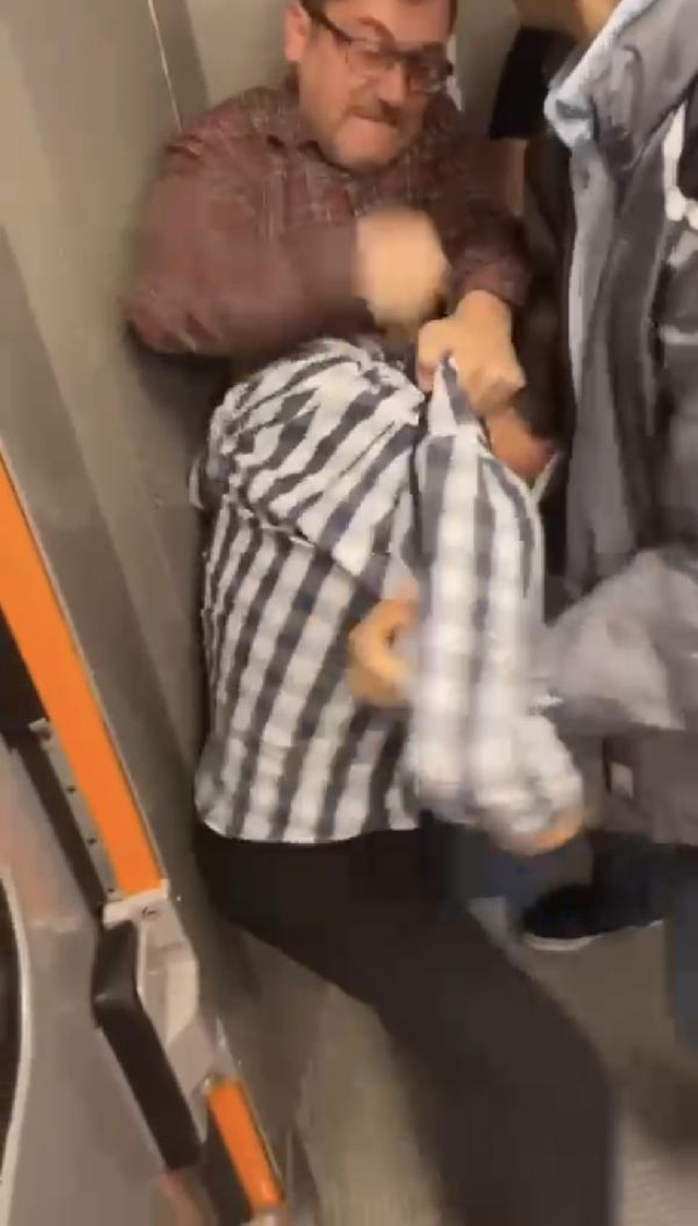 Bayrampaşa metrosu bir anda boks ringine döndü! Kavga ettiği adamı bırakıp, araya girenle kavga etti