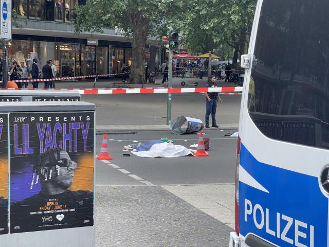 Son Dakika! Berlin'de bir otomobil kalabalığın arasına daldı: 1 kişi öldü, 30 kişi yaralandı Son Dakika! Berlin'de bir otomobil kalabalığın arasına daldı: 1 kişi öldü, 30 kişi yaralandı