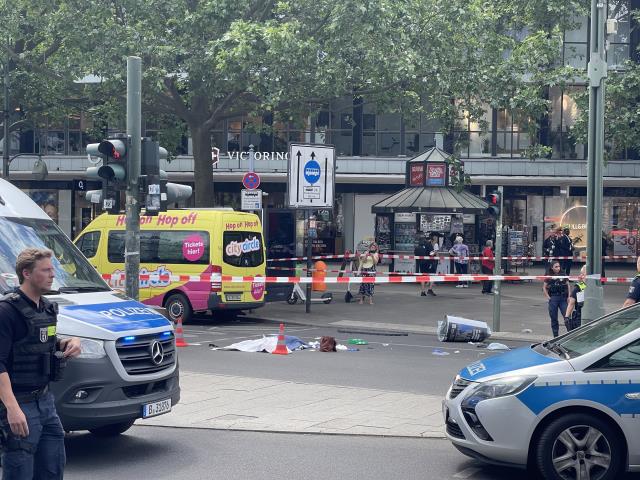 Son Dakika! Berlin'de bir otomobil kalabalığın arasına daldı: 1 kişi öldü, 30 kişi yaralandı Son Dakika! Berlin'de bir otomobil kalabalığın arasına daldı: 1 kişi öldü, 30 kişi yaralandı