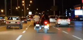 Trafikte bozulan motosikleti ayağıyla iterek böyle götürdü