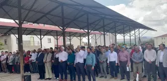 Yağmur duası sırasında bir anda bastıran yağmur çiftçiyi sevindirdi