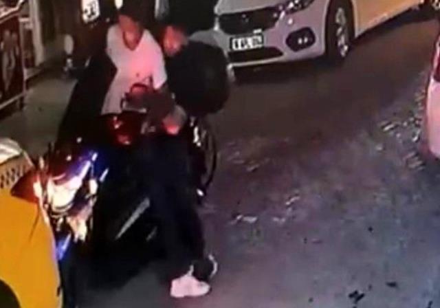 Zeytinburnu'nda taksici, kendisine çarpan motosikletliyi ezmeye kalktı: O anlar kamerada Zeytinburnu'nda taksici, kendisine çarpan motosikletliyi ezmeye kalktı: O anlar kamerada