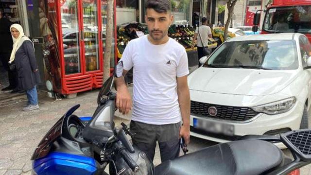 Zeytinburnu'nda taksici, kendisine çarpan motosikletliyi ezmeye kalktı: O anlar kamerada Zeytinburnu'nda taksici, kendisine çarpan motosikletliyi ezmeye kalktı: O anlar kamerada