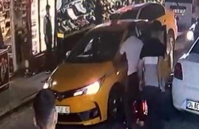 Zeytinburnu'nda taksici, kendisine çarpan motosikletliyi ezmeye kalktı: O anlar kamerada Zeytinburnu'nda taksici, kendisine çarpan motosikletliyi ezmeye kalktı: O anlar kamerada