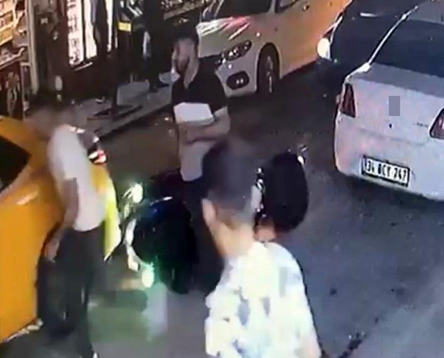 Zeytinburnu'nda taksici, kendisine çarpan motosikletliyi ezmeye kalktı: O anlar kamerada Zeytinburnu'nda taksici, kendisine çarpan motosikletliyi ezmeye kalktı: O anlar kamerada