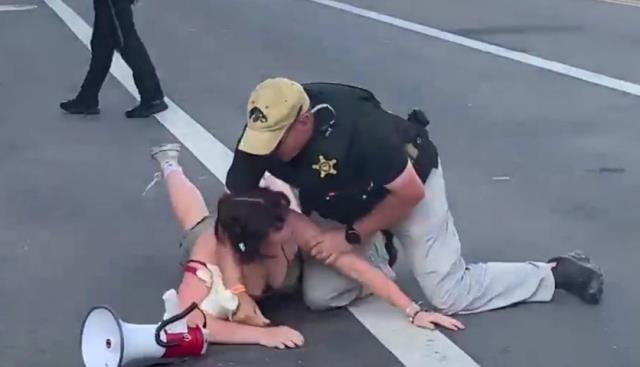 ABD Başkanı Biden'ı protesto eden kadına polisten sert müdahale ABD Başkanı Biden'ı protesto eden kadına polisten sert müdahale