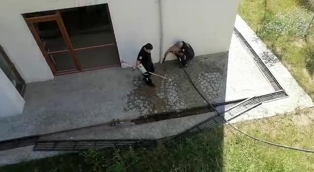 Bahçedeki mazgalın içindeki yılanı gören site sakinleri, itfaiyeden yardım istedi Bahçedeki mazgalın içindeki yılanı gören site sakinleri, itfaiyeden yardım istedi