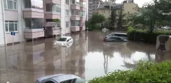 Başkentte sağanak nedeniyle otomobiller yarıya kadar suya gömüldü