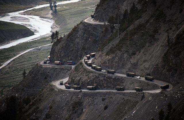 Burada araba sürmek cesaret ister! İşte dünyanın en ölümcül yolu