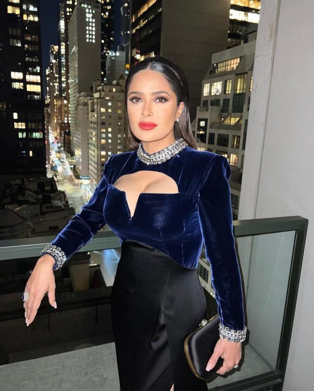 Değişen sadece zaman! 55 yaşındaki oyuncu Salma Hayek'ten mor bikinisiyle eşine özel dans