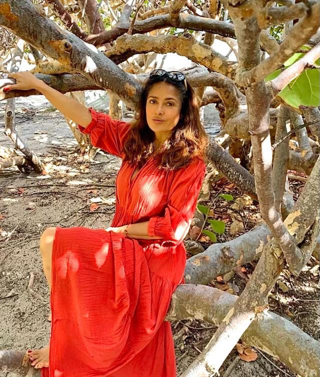 Değişen sadece zaman! 55 yaşındaki oyuncu Salma Hayek'ten mor bikinisiyle eşine özel dans