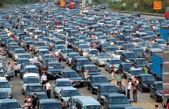 Fotoğrafın, Çin'deki akaryakıt zammını protesto eden insanları gösterdiği iddiası