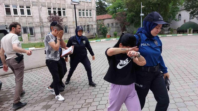 Sevgililer, biber gazı sıktıkları astsubayın telefonunu gasp etti Sevgililer, biber gazı sıktıkları astsubayın telefonunu gasp etti