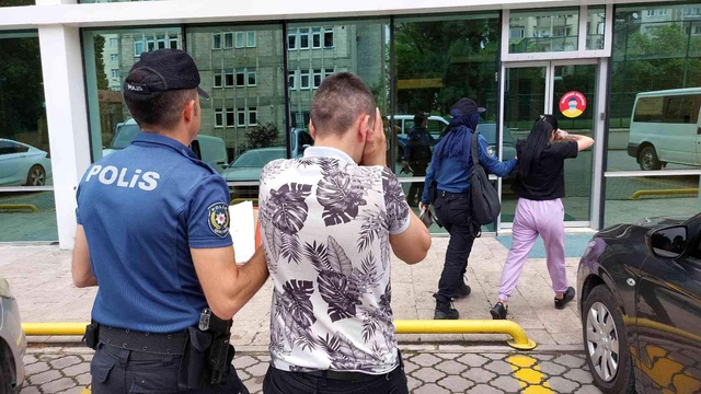 Sevgililer, biber gazı sıktıkları astsubayın telefonunu gasp etti Sevgililer, biber gazı sıktıkları astsubayın telefonunu gasp etti