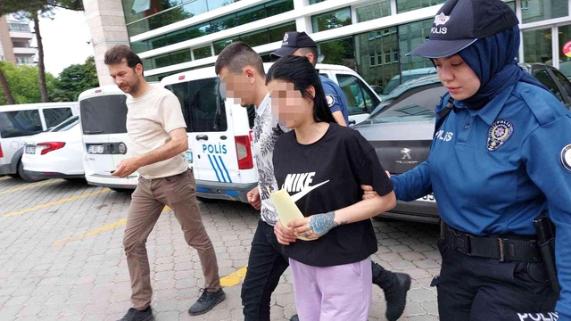 Sevgililer, biber gazı sıktıkları astsubayın telefonunu gasp etti Sevgililer, biber gazı sıktıkları astsubayın telefonunu gasp etti