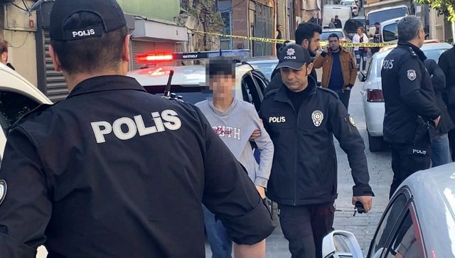 İstanbul'da polisi alarma geçiren olay: Çocukların attığı şişe kiliseye düşünce ortalık karıştı İstanbul'da polisi alarma geçiren olay: Çocukların attığı şişe kiliseye düşünce ortalık karıştı