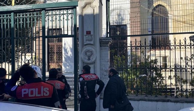 İstanbul'da polisi alarma geçiren olay: Çocukların attığı şişe kiliseye düşünce ortalık karıştı İstanbul'da polisi alarma geçiren olay: Çocukların attığı şişe kiliseye düşünce ortalık karıştı