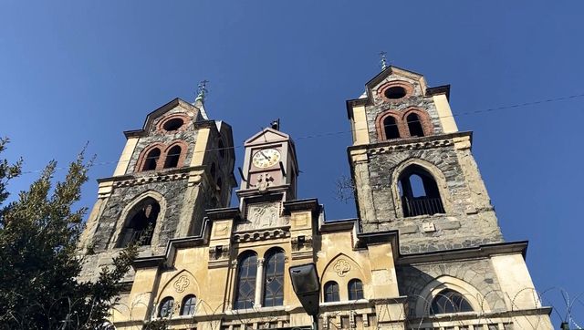 İstanbul'da polisi alarma geçiren olay: Çocukların attığı şişe kiliseye düşünce ortalık karıştı İstanbul'da polisi alarma geçiren olay: Çocukların attığı şişe kiliseye düşünce ortalık karıştı