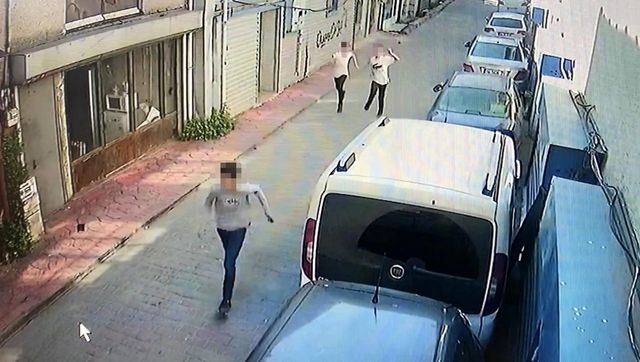 İstanbul'da polisi alarma geçiren olay: Çocukların attığı şişe kiliseye düşünce ortalık karıştı İstanbul'da polisi alarma geçiren olay: Çocukların attığı şişe kiliseye düşünce ortalık karıştı