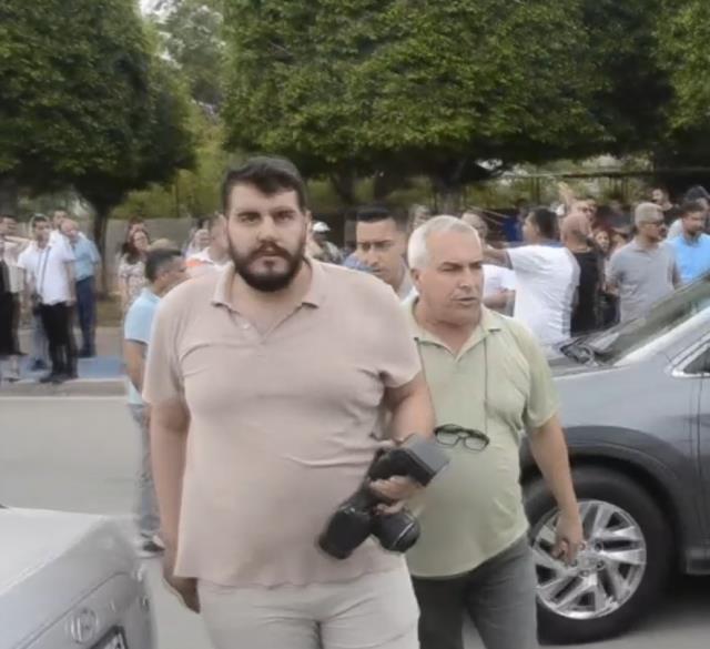 Adana Büyükşehir Belediye Başkanı Zeydan Karalar ile vatandaşın yaşadığı gerginliği görüntüleyen basın mensubu baba-oğula dayak