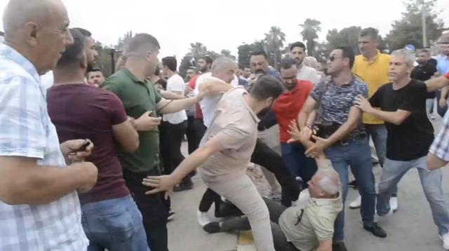 Adana Büyükşehir Belediye Başkanı Zeydan Karalar ile vatandaşın yaşadığı gerginliği görüntüleyen basın mensubu baba-oğula dayak Adana Büyükşehir Belediye Başkanı Zeydan Karalar ile vatandaşın yaşadığı gerginliği görüntüleyen basın mensubu baba-oğula dayak