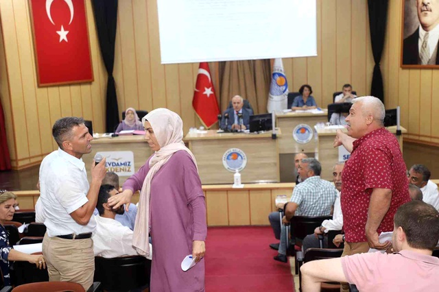 Akdeniz Belediye Meclisi'nde HDP'li üyeler, İstiklal Marşı okumayı reddedip terör örgütü elbaşı Öcalan propagandası yaptı Akdeniz Belediye Meclisi'nde HDP'li üyeler, İstiklal Marşı okumayı reddedip terör örgütü elbaşı Öcalan propagandası yaptı