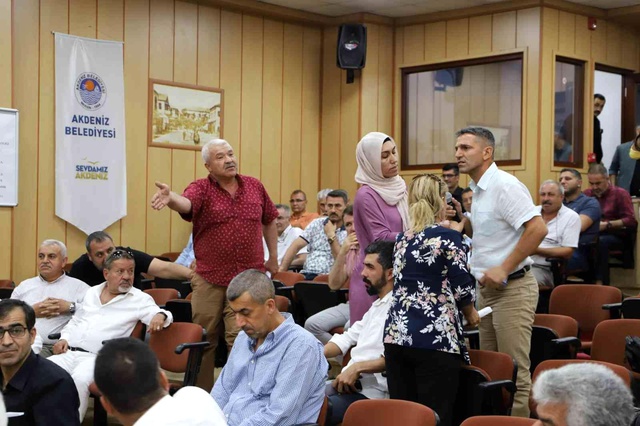 Akdeniz Belediye Meclisi'nde HDP'li üyeler, İstiklal Marşı okumayı reddedip terör örgütü elbaşı Öcalan propagandası yaptı Akdeniz Belediye Meclisi'nde HDP'li üyeler, İstiklal Marşı okumayı reddedip terör örgütü elbaşı Öcalan propagandası yaptı