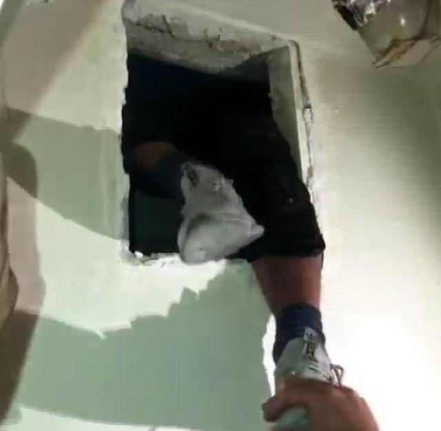 Aranan şahıs havalandırma boşluğunda yakalayan polis: Hadi gel, çok terlemişsin orada