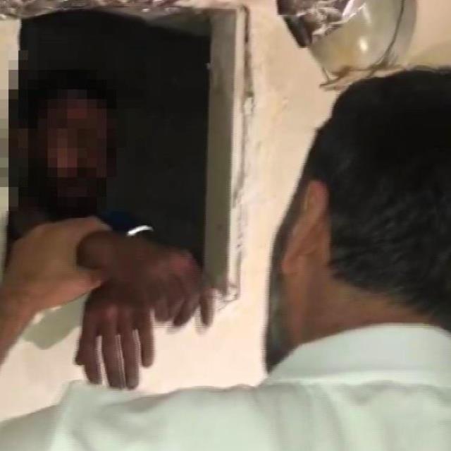 Aranan şahıs havalandırma boşluğunda yakalayan polis: Hadi gel, çok terlemişsin orada