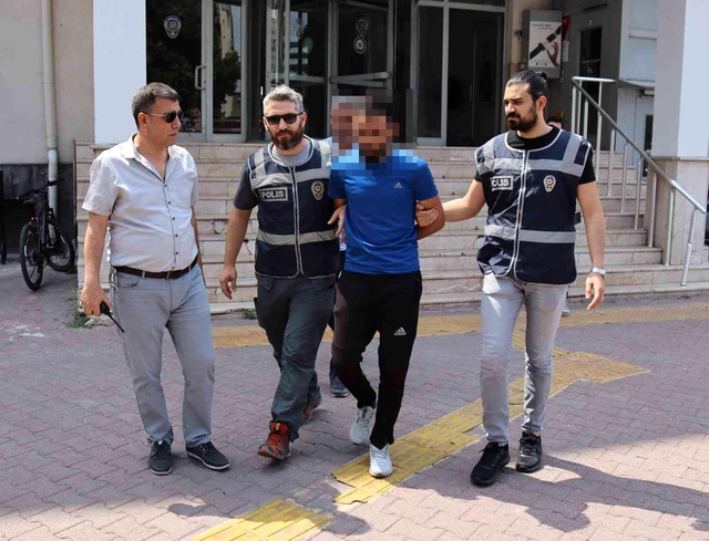 Aranan şahıs havalandırma boşluğunda yakalayan polis: Hadi gel, çok terlemişsin orada