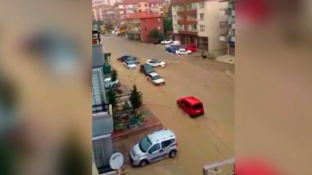 Ankara'da yaşanan felaketin boyutunu gözler önüne seren görüntüler: Araçlar sel sularında sürüklendi Ankara'da yaşanan felaketin boyutunu gözler önüne seren görüntüler: Araçlar sel sularında sürüklendi