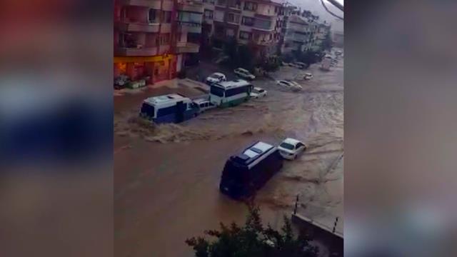 Ankara'da yaşanan felaketin boyutunu gözler önüne seren görüntüler: Araçlar sel sularında sürüklendi Ankara'da yaşanan felaketin boyutunu gözler önüne seren görüntüler: Araçlar sel sularında sürüklendi