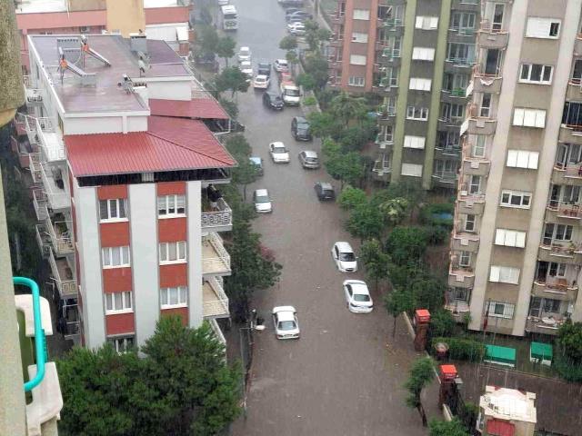Ankara ve Aydın sele teslim! Araçlar suya gömüldü, binaların çatısı uçtu Ankara ve Aydın sele teslim! Araçlar suya gömüldü, binaların çatısı uçtu