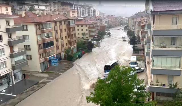 Ankara yine sele teslim! Aniden bastıran şiddetli yağış sonrası gelen görüntüler korkunç