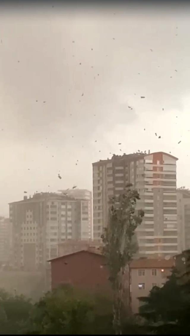 Ankara yine sele teslim! Araçlar suya gömüldü, binaların çatısı uçtu Ankara yine sele teslim! Araçlar suya gömüldü, binaların çatısı uçtu