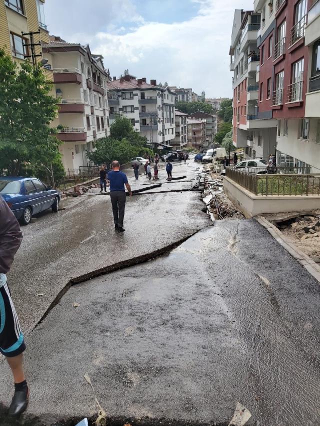 Ankara yine sele teslim! Araçlar suya gömüldü, binaların çatısı uçtu Ankara yine sele teslim! Araçlar suya gömüldü, binaların çatısı uçtu