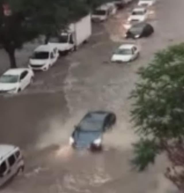 Ankara yine sele teslim! Araçlar suya gömüldü, binaların çatısı uçtu Ankara yine sele teslim! Araçlar suya gömüldü, binaların çatısı uçtu